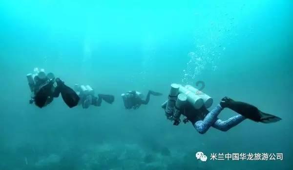 黑色一字肩和蓝色牛仔裤的搭配竟有一种俏皮可爱的感觉，这到底是为什么呢？游戏画面