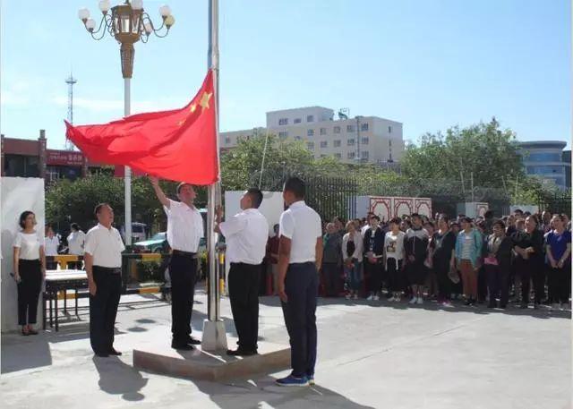 我是男生，跟男朋友在一个厂里上班，在厂里没人的时候总是想亲我，怎么办？该不该满足他呢？